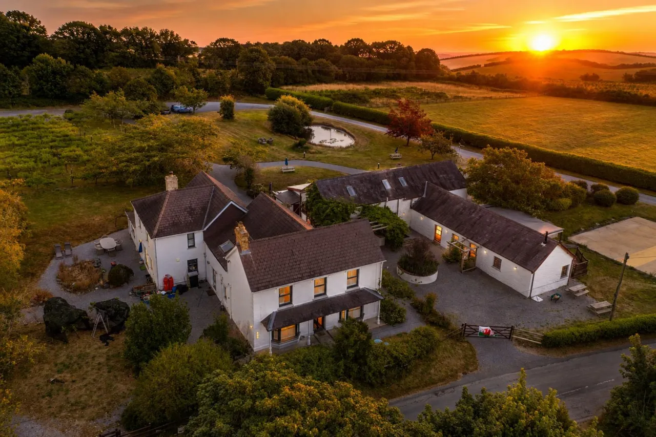 9 bed commercial property for sale, Llanboidy, Whitland, SA34