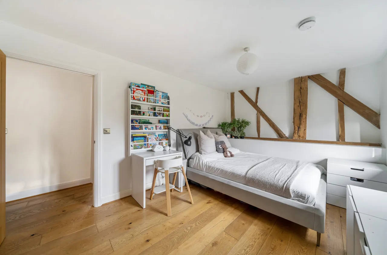 Hazeley Road, Twyford, SO21, photo 16