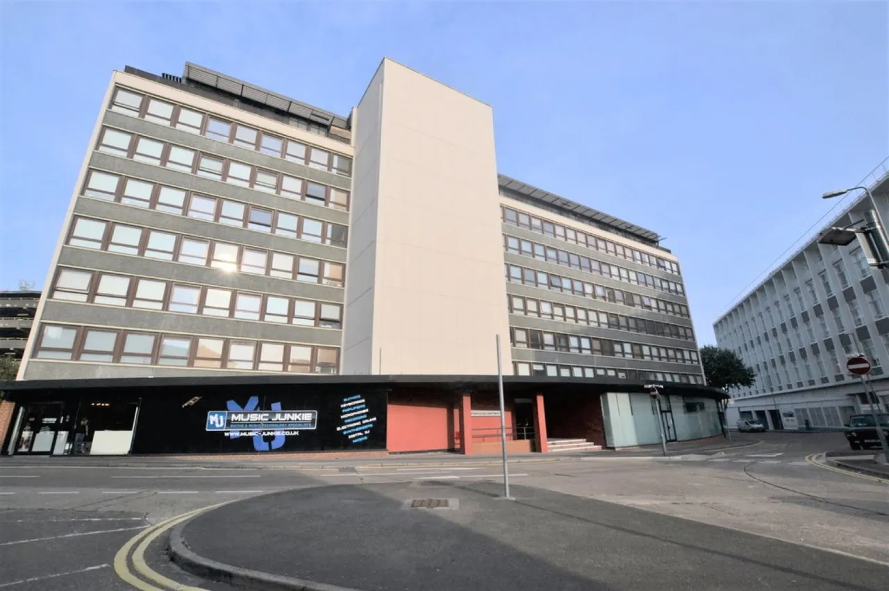 Penthouse, Metropolitan Apartments, LE1, photo 4