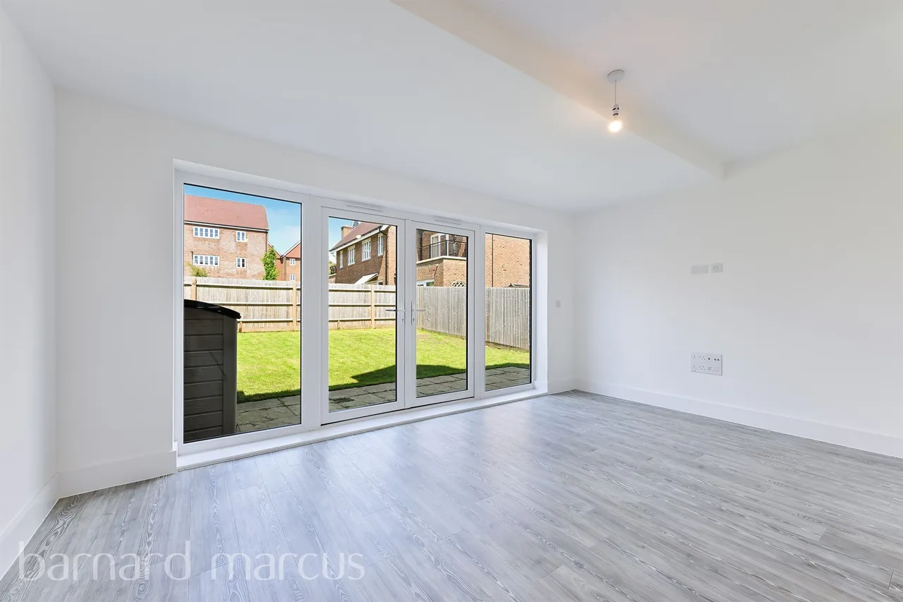 Beatrice Square, TADWORTH, photo 2