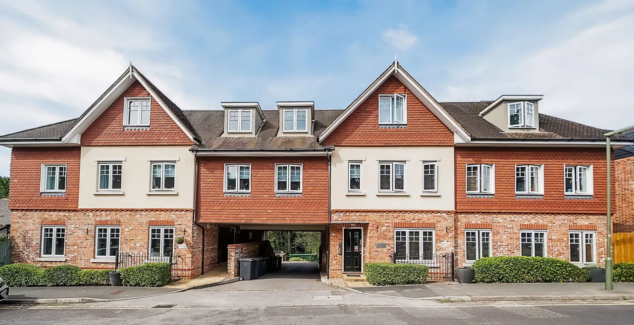2 bed property for sale, Kings Road, Doyle Court, GU27