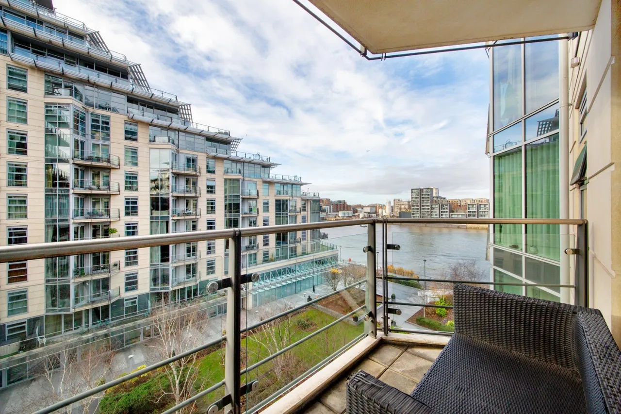 2 bed flat for sale, Juniper Drive, London, SW18