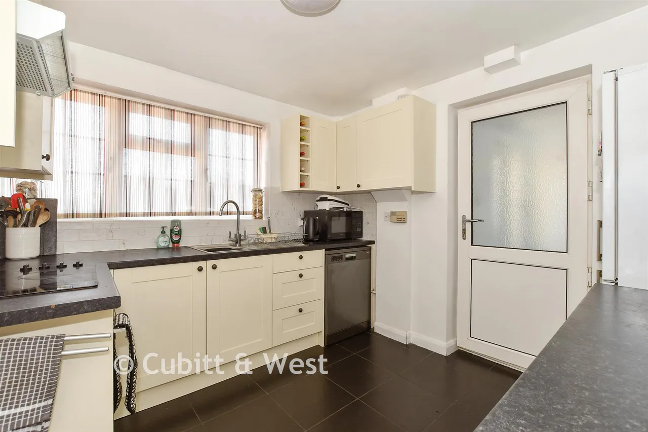Crescent Way, Horley, RH6, photo 2