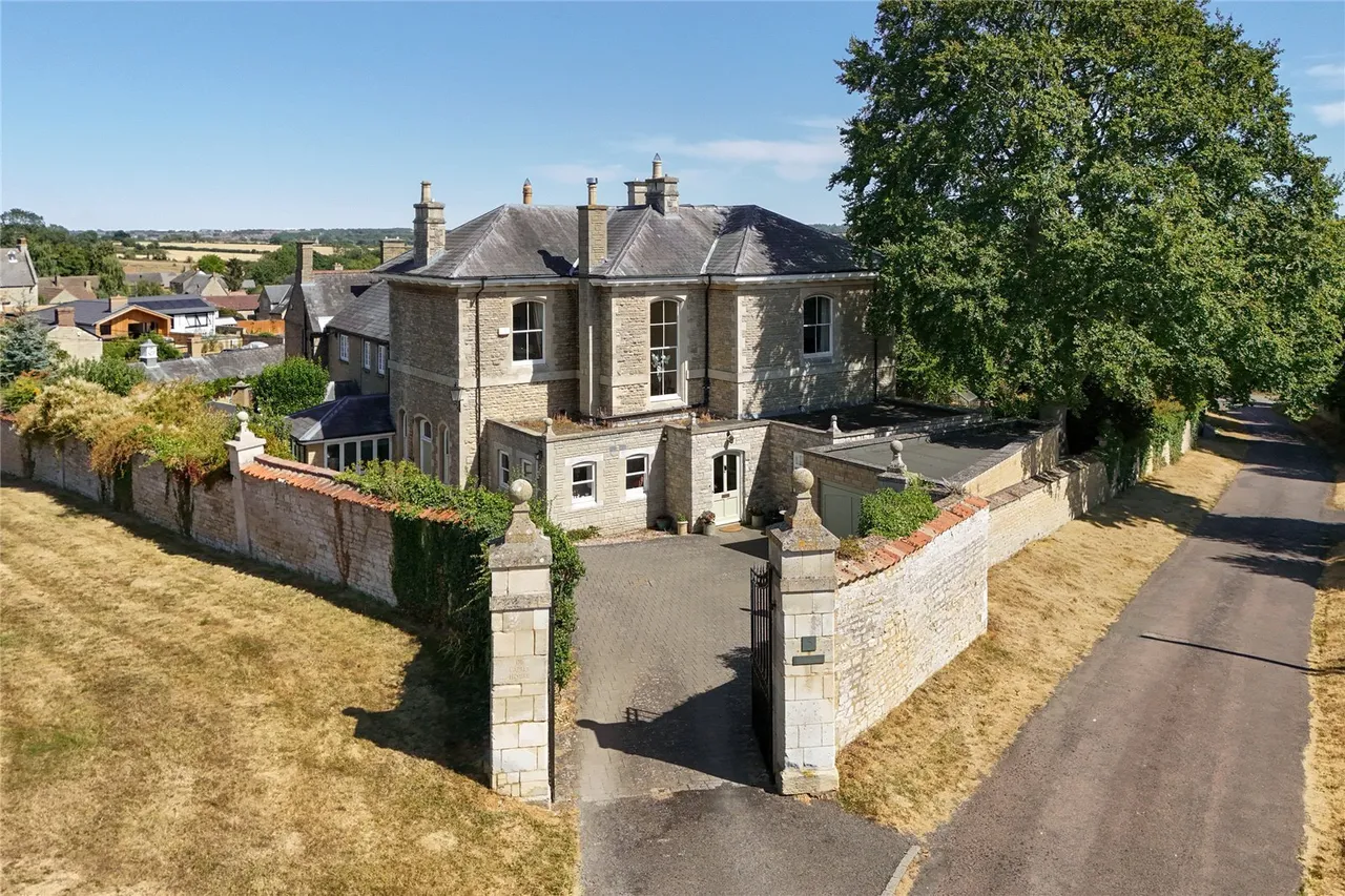 4 bed property for sale, Rectory Lane, Woodford, NN14
