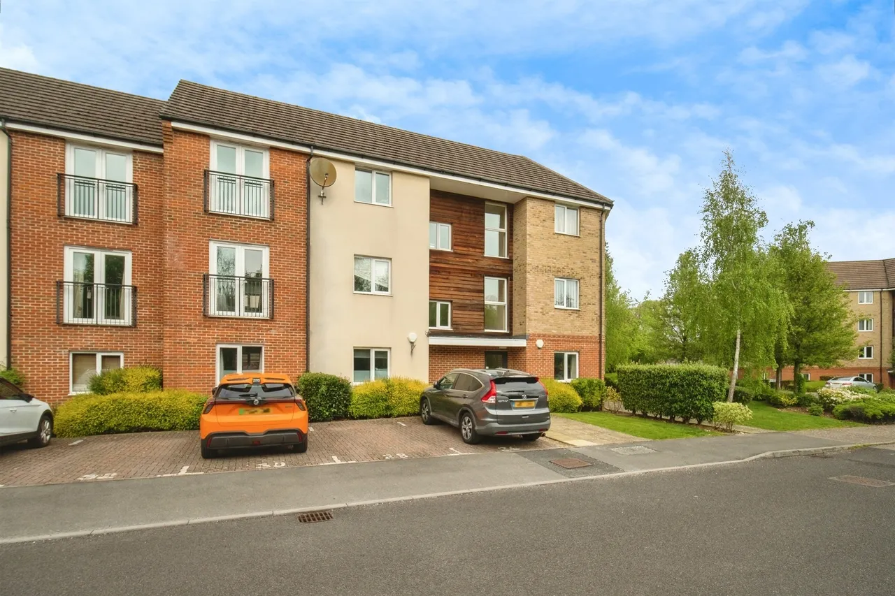 3 bed flat for sale, Skippetts Gardens, Basingstoke, RG21