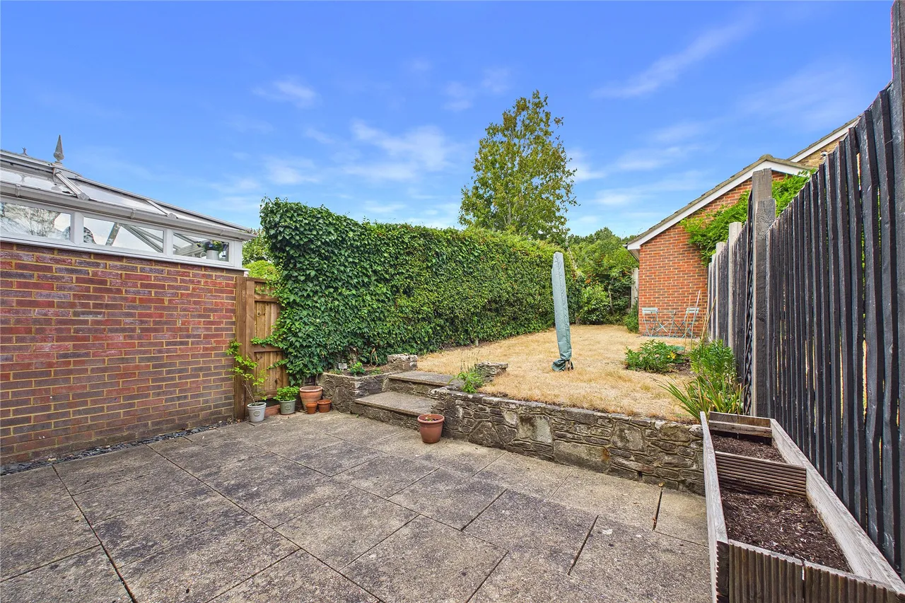 Riverside Avenue, Lightwater, GU18, photo 16