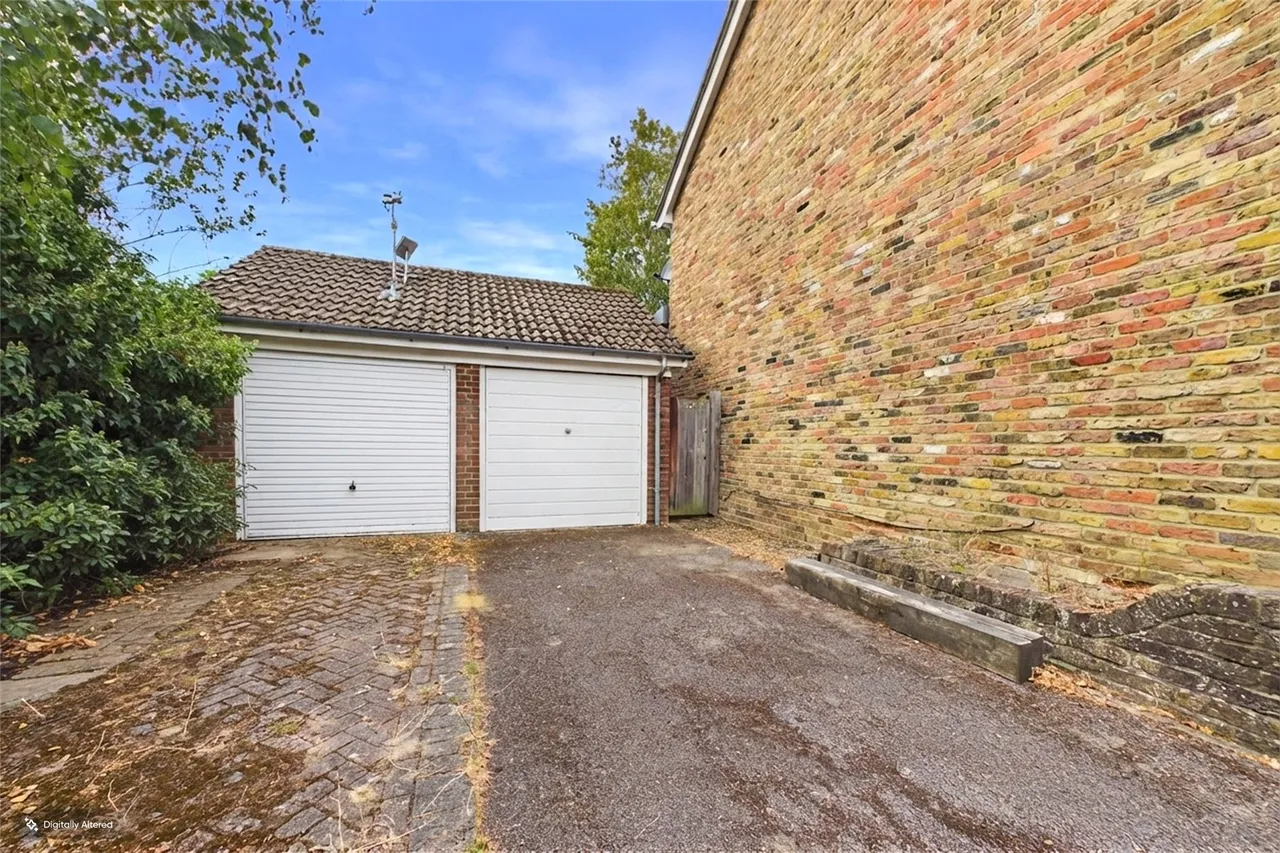 Riverside Avenue, Lightwater, GU18, photo 17