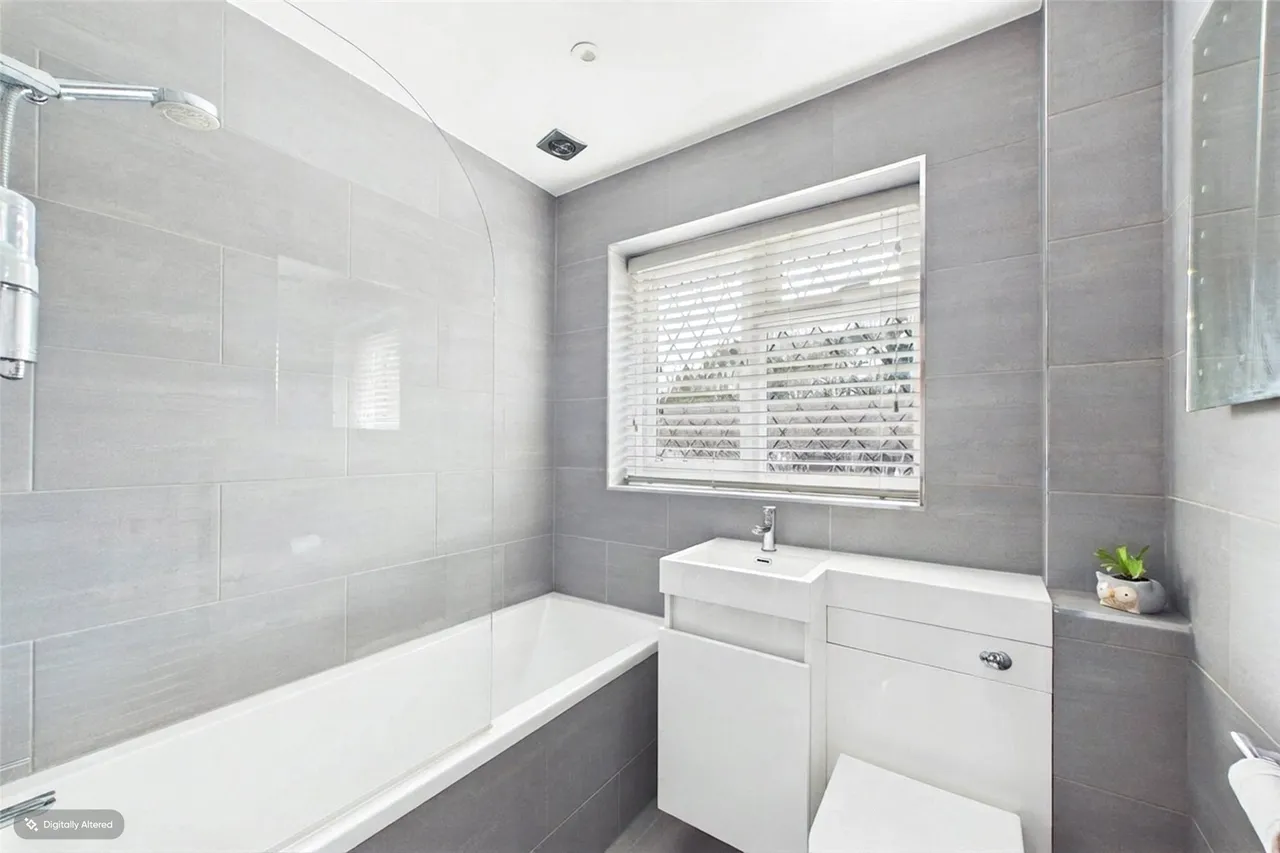 Riverside Avenue, Lightwater, GU18, photo 11