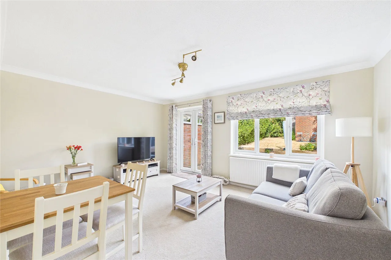 Riverside Avenue, Lightwater, GU18, photo 5