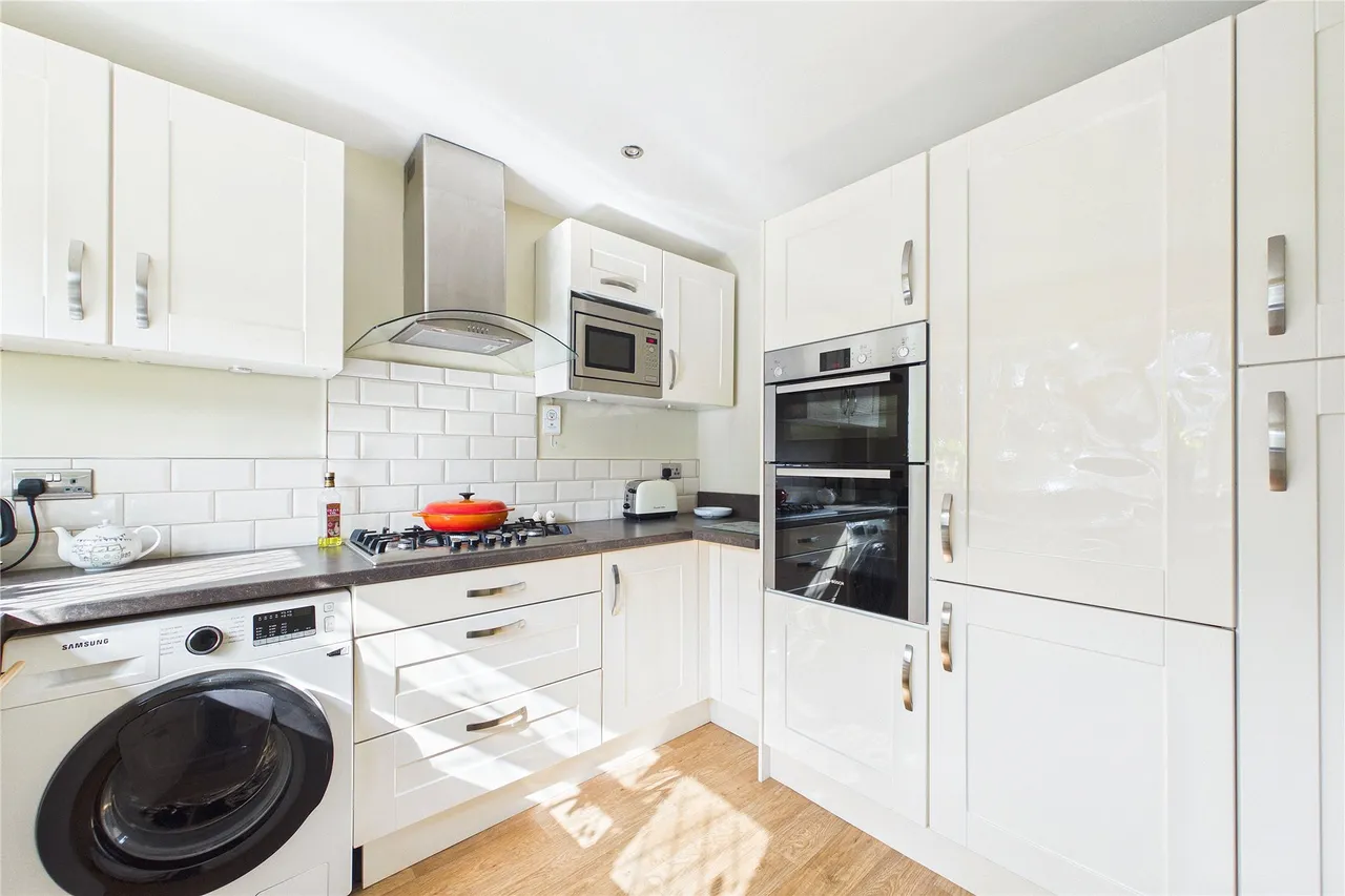 Riverside Avenue, Lightwater, GU18, photo 3