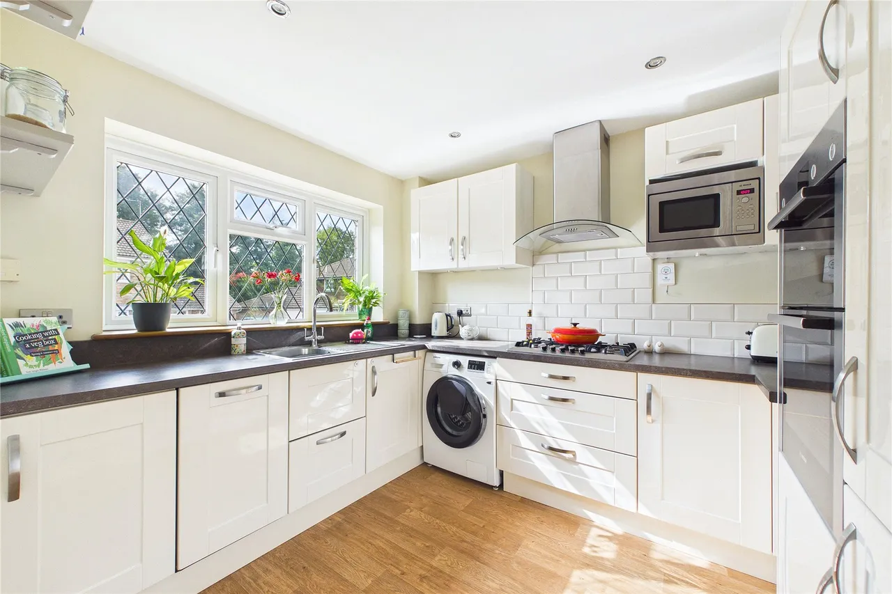 Riverside Avenue, Lightwater, GU18, photo 4
