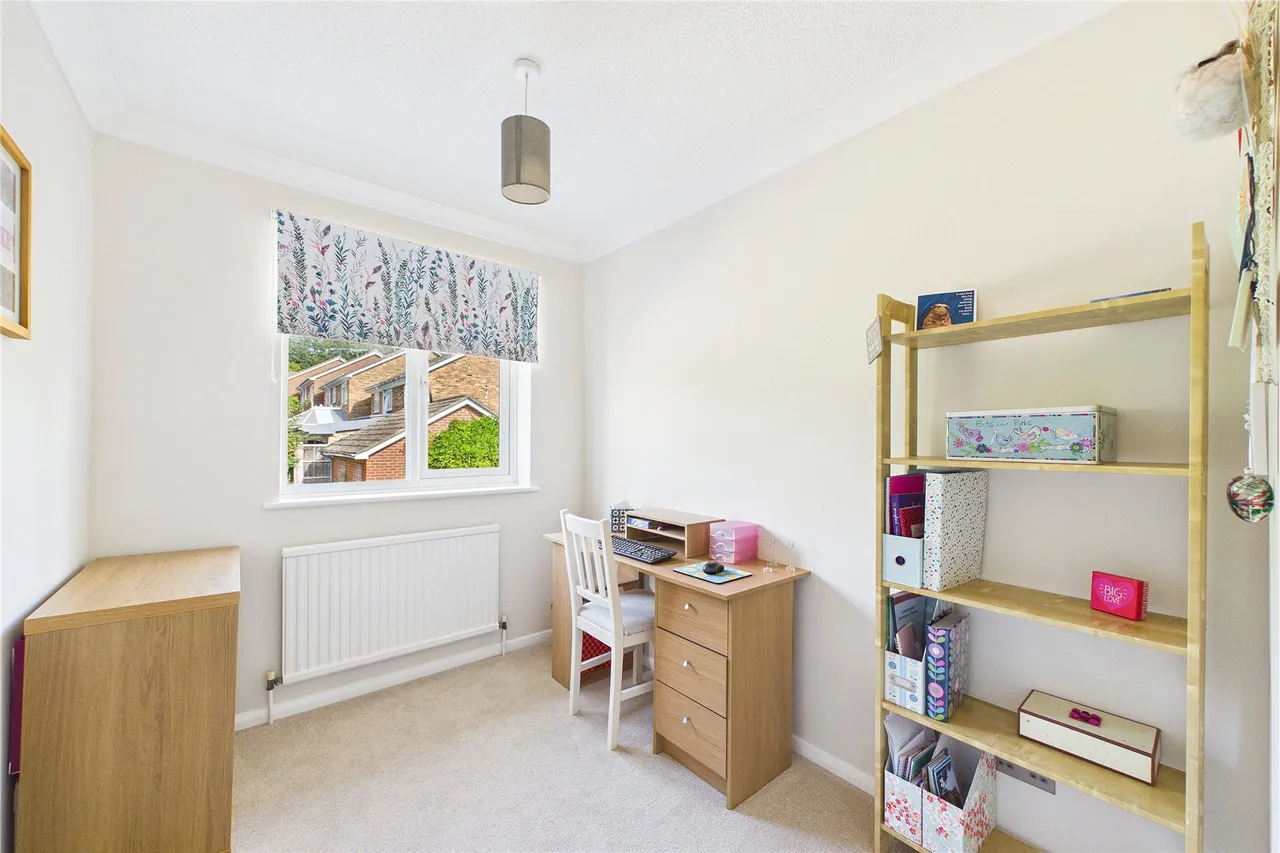 Riverside Avenue, Lightwater, GU18, photo 14