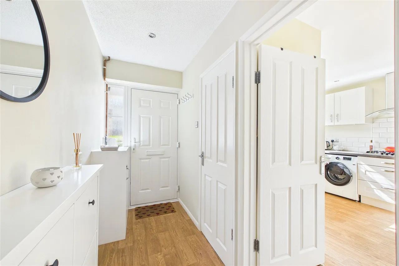 Riverside Avenue, Lightwater, GU18, photo 8