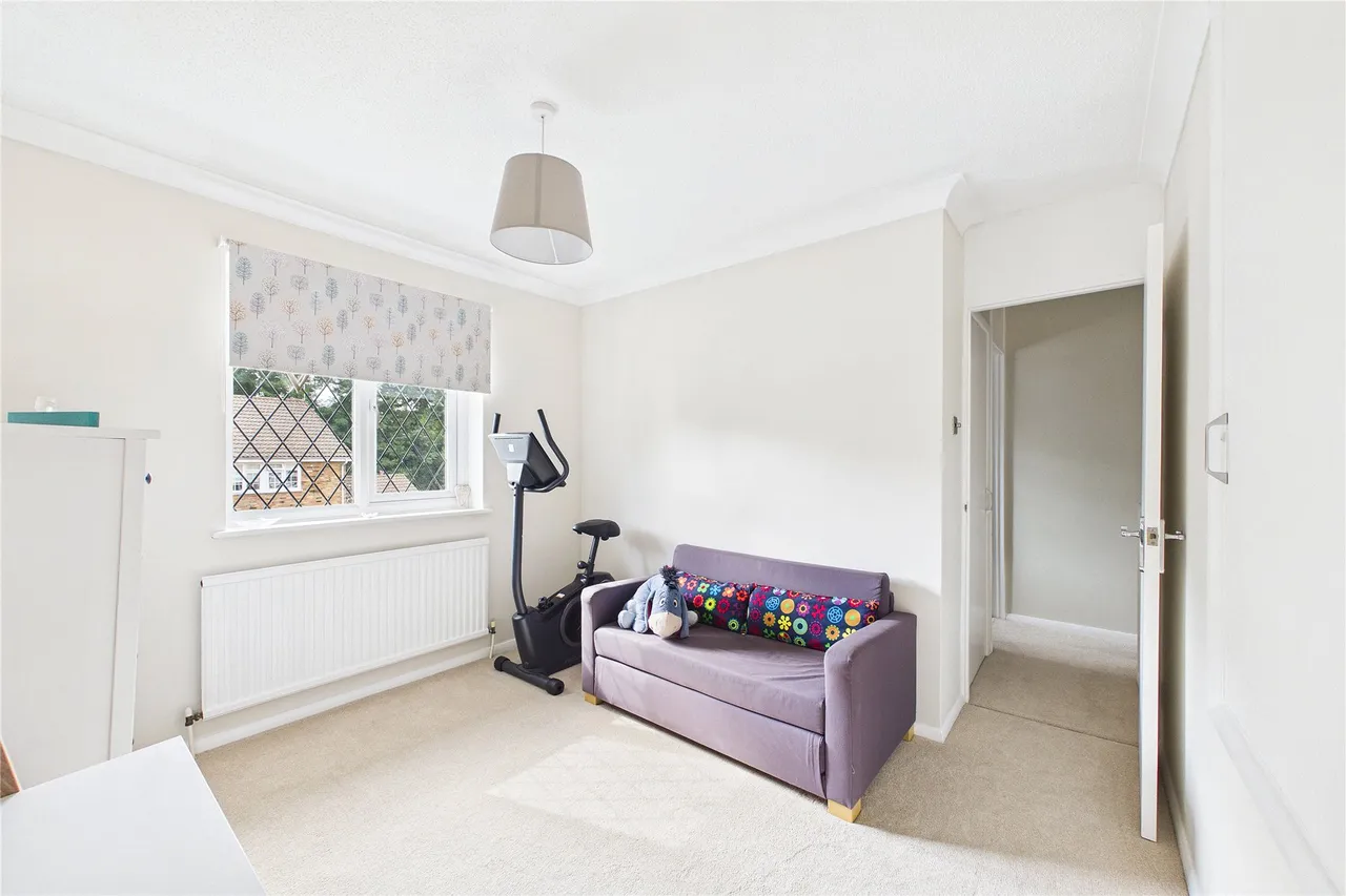 Riverside Avenue, Lightwater, GU18, photo 13