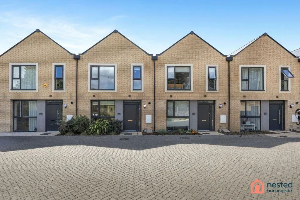 3 bed house for sale — Saffron Mews, Ilford, IG6