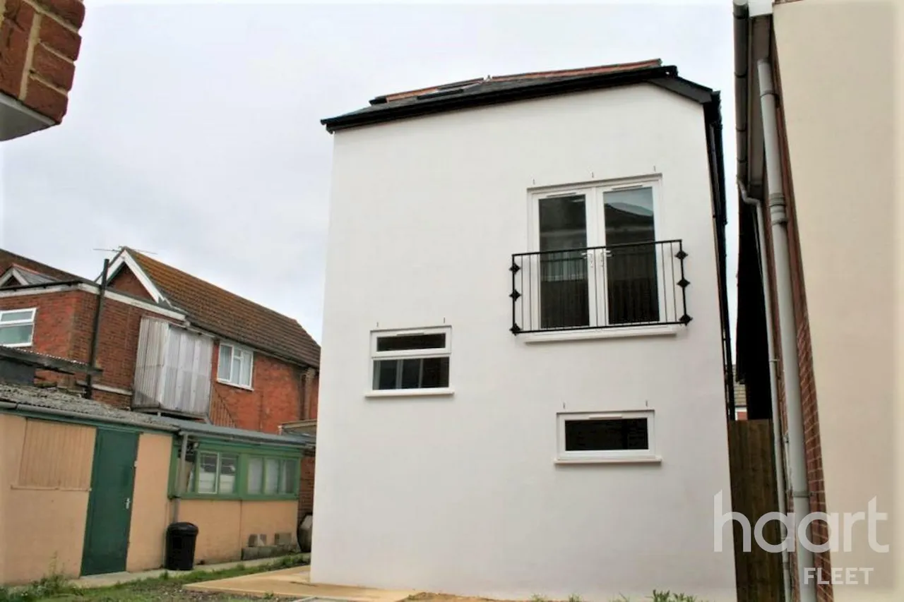 1 bed flat to rent, St James Road, GU51
