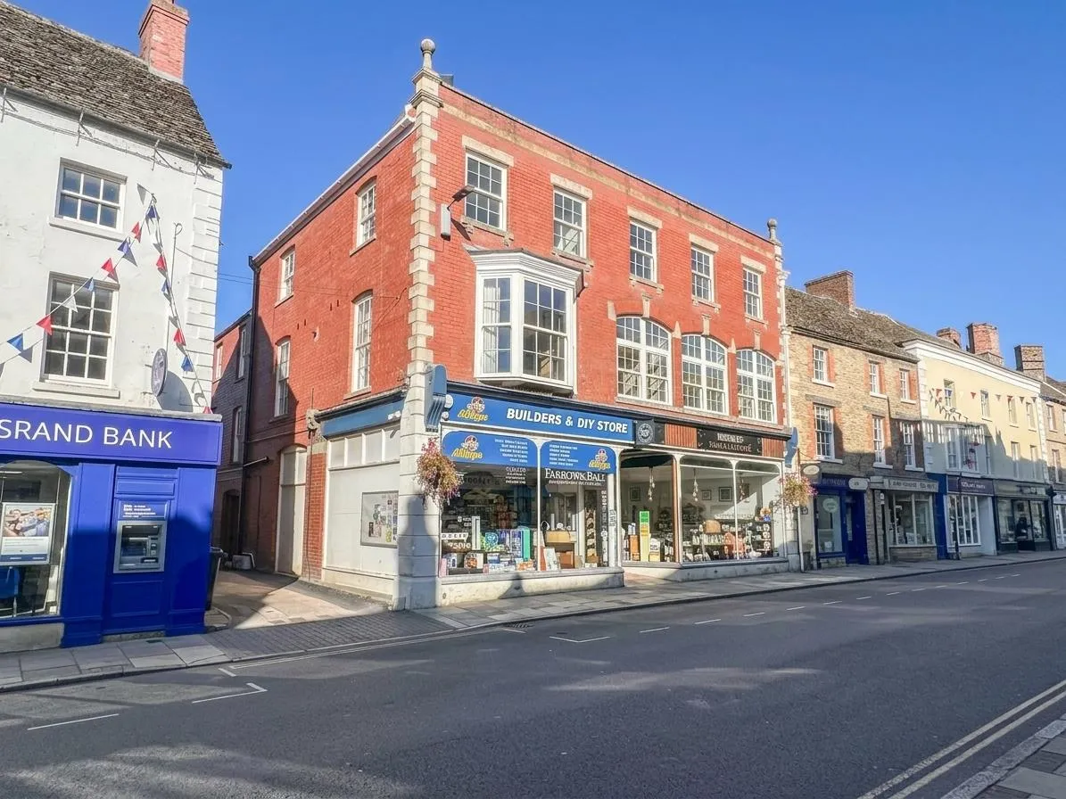 2 bed flat to rent, High Street, Malmesbury, SN16