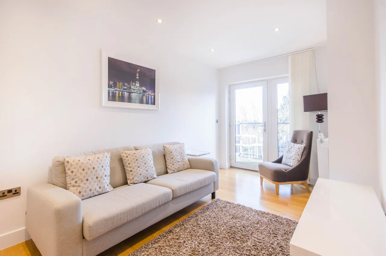 2 bed flat to rent — Flat 3, 62 Fairthorn Road, London