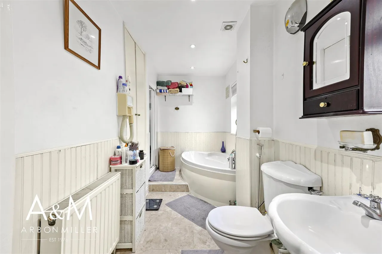 Thatches Grove, Chadwell Heath, Essex, Romford, RM65LA, photo 18