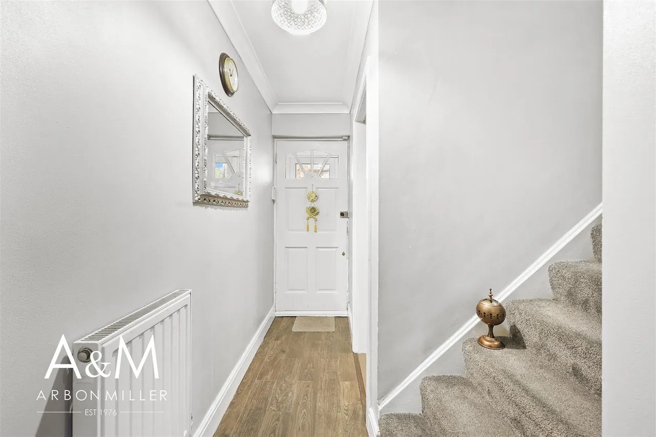 Thatches Grove, Chadwell Heath, Essex, Romford, RM65LA, photo 3