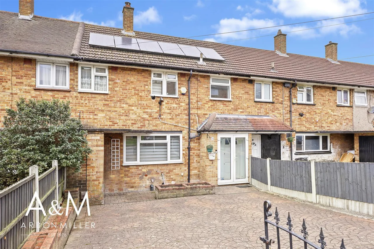 3 bed property for sale — Thatches Grove, Chadwell Heath, Essex, Romford, RM65LA