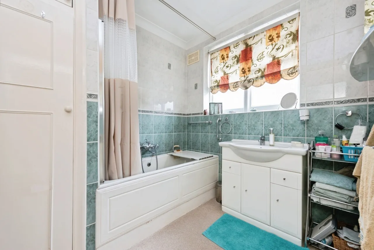 The Hollands, Worcester Park, KT4, photo 5