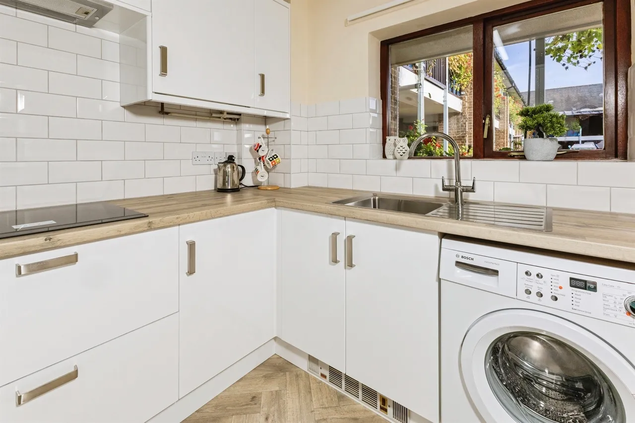 Emmbrook Court, Reading, photo 5