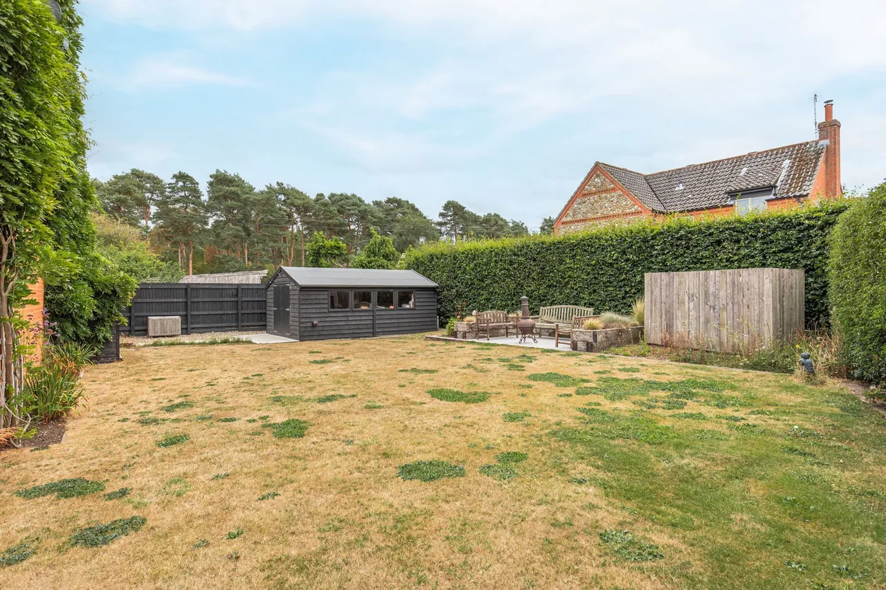 Substantial Contemporary Home in a Ru, photo 21