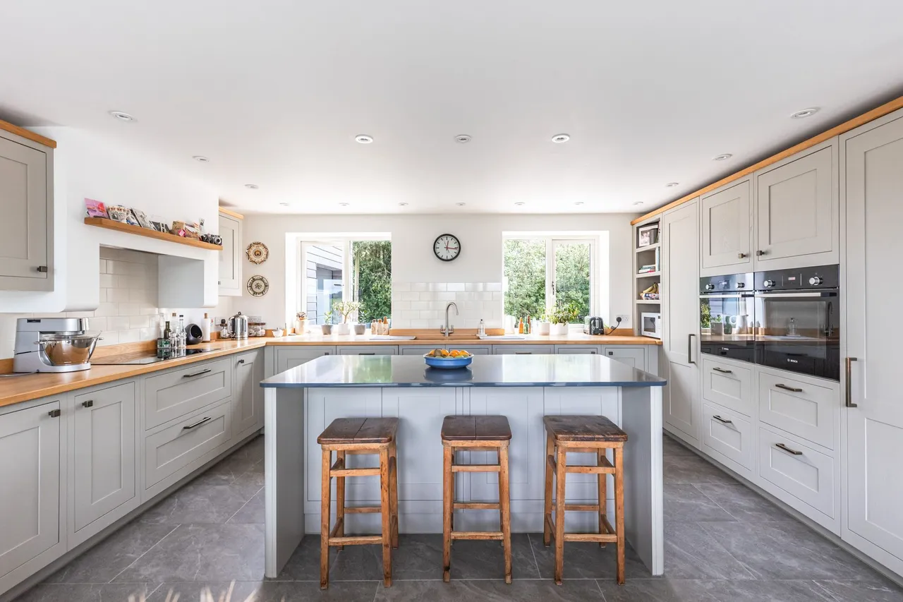 Substantial Contemporary Home in a Ru, photo 7
