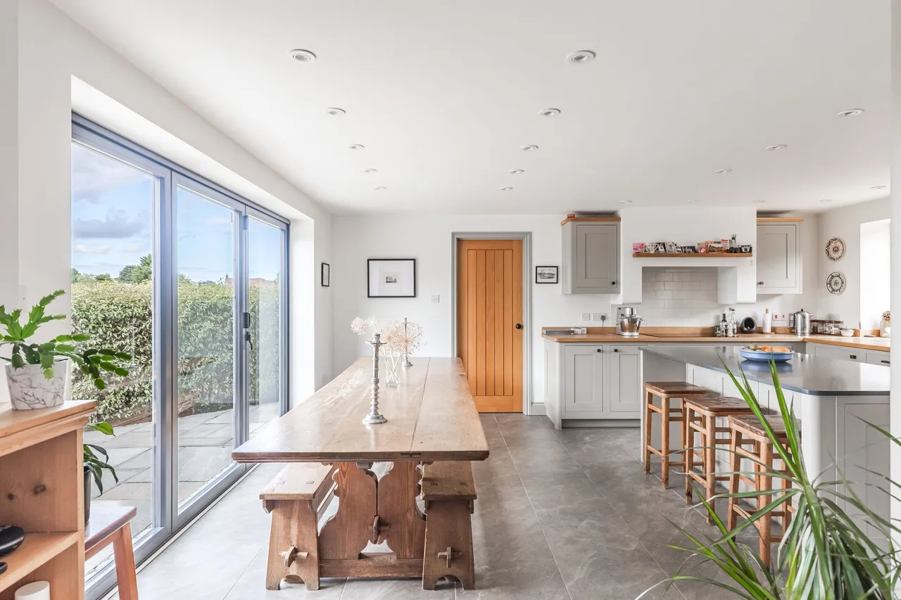 Substantial Contemporary Home in a Ru, photo 2