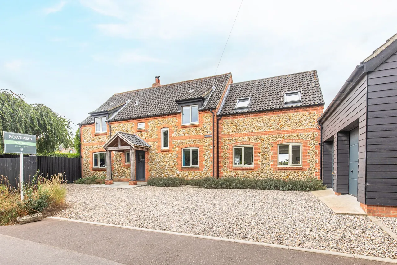 Substantial Contemporary Home in a Ru, photo 19