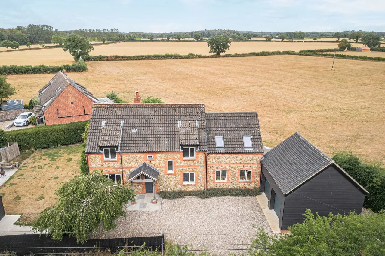 4 bed property for sale, Substantial Contemporary Home in a Ru