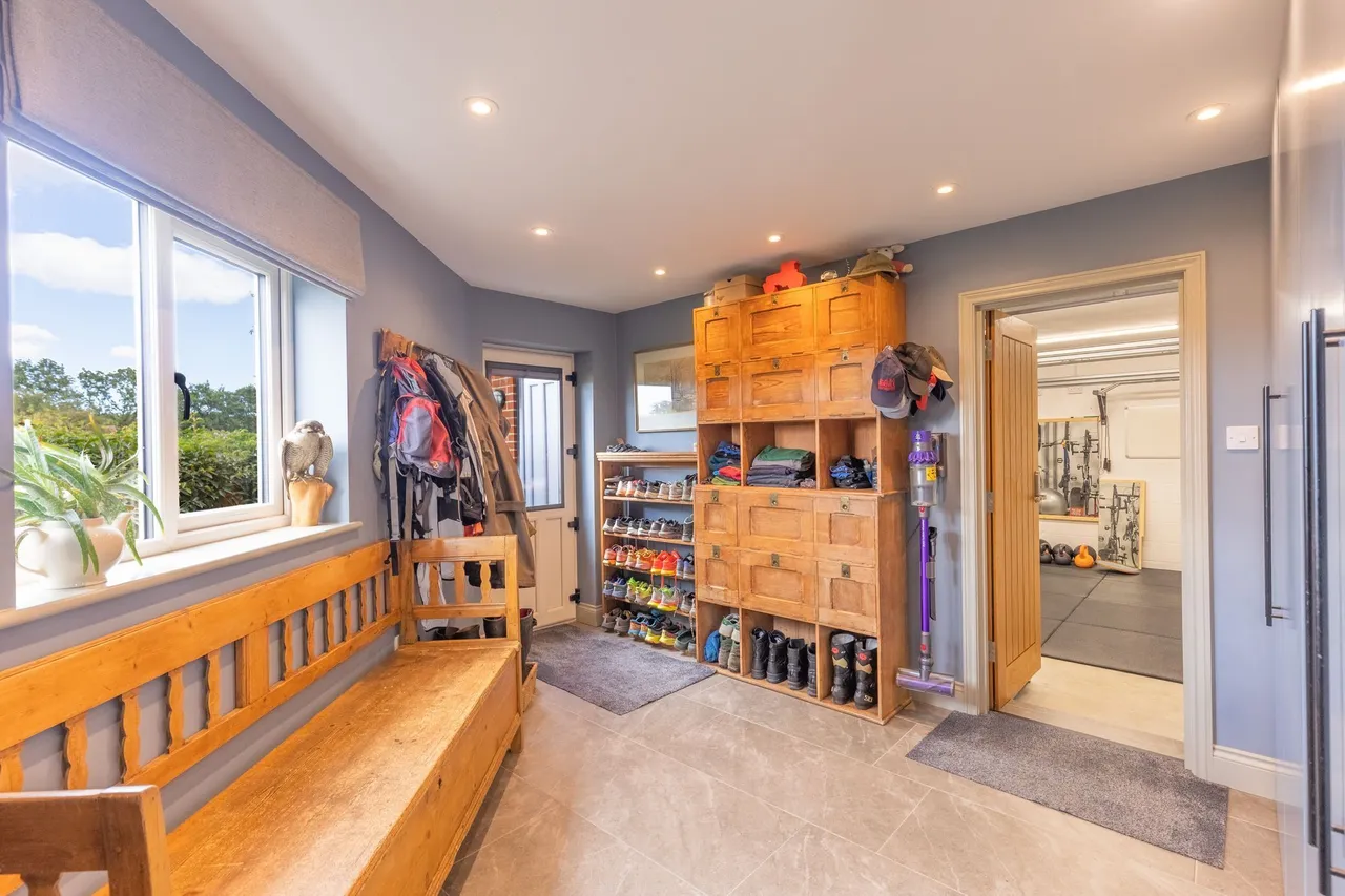 Substantial Contemporary Home in a Ru, photo 10