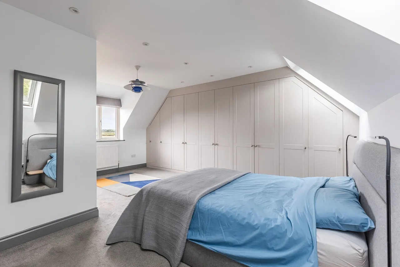 Substantial Contemporary Home in a Ru, photo 13