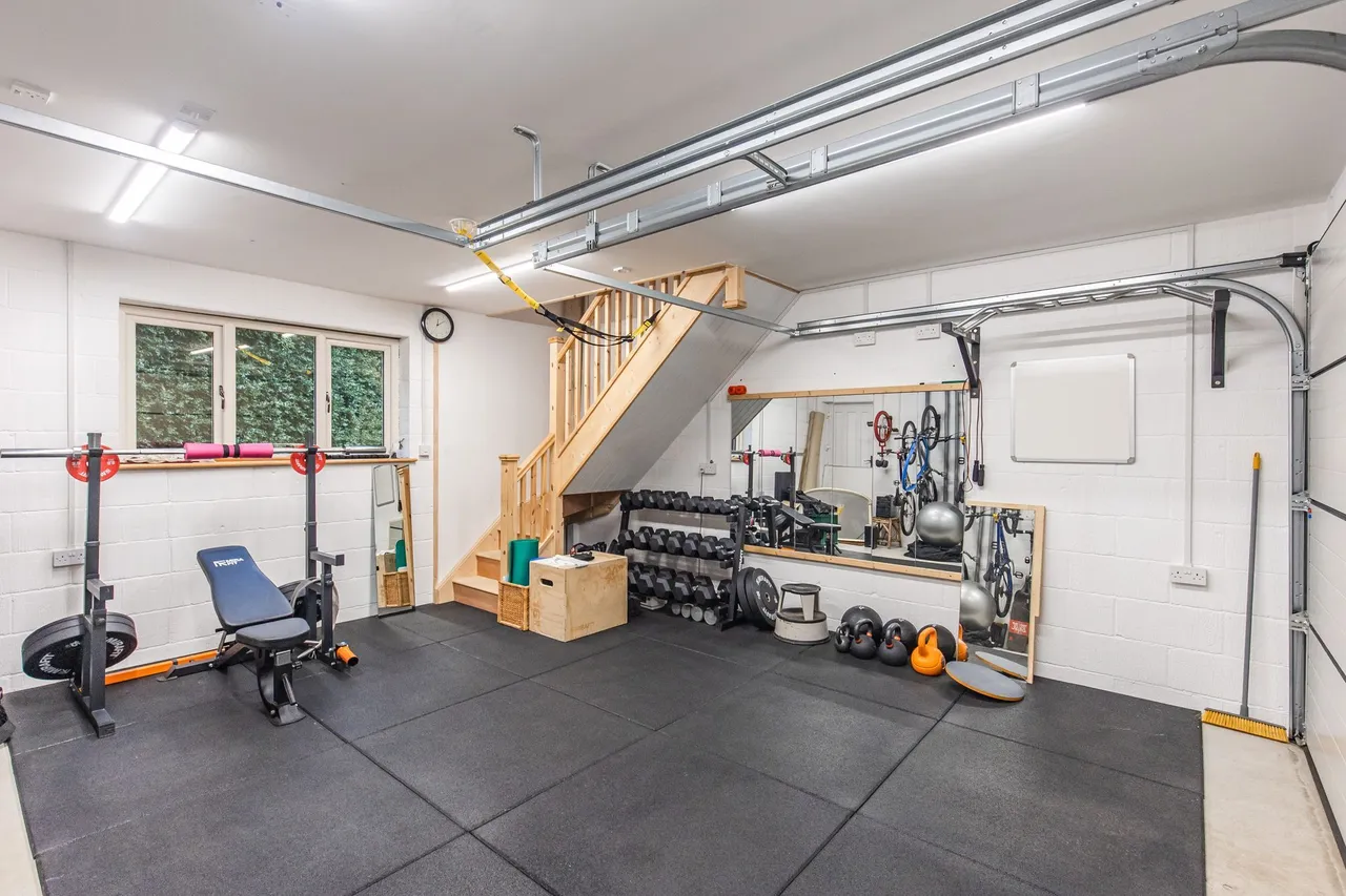 Substantial Contemporary Home in a Ru, photo 18