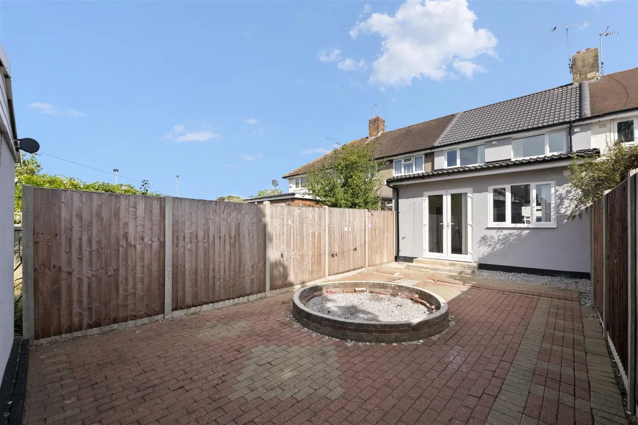 Canfield Drive, Ruislip, photo 5