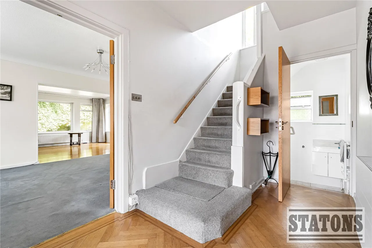 Poynings Way, Woodside Park, London, N12 7LP, photo 2