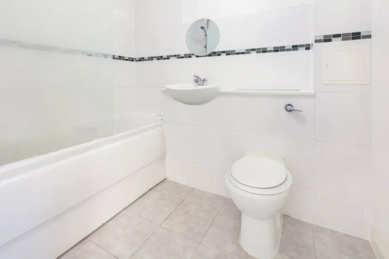 Eastern Avenue, Ilford, IG2, photo 6