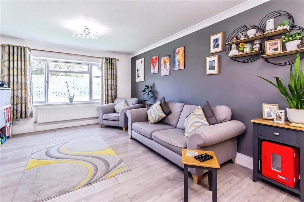 3 bed flat for sale — Coulsdon Road, Caterham, Surrey, CR3