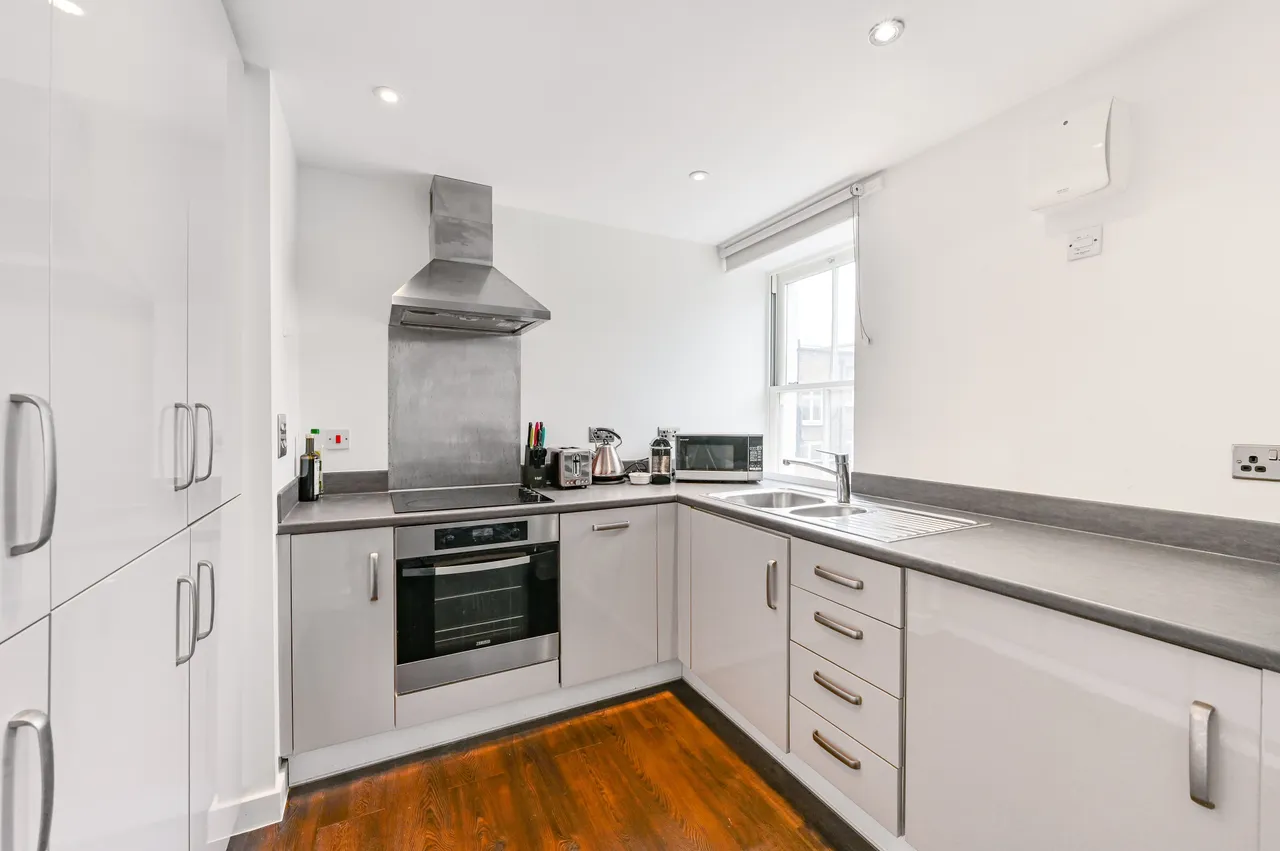 Flat 4, Suffolk House, 1-8 Whitfield Place, London, photo 3