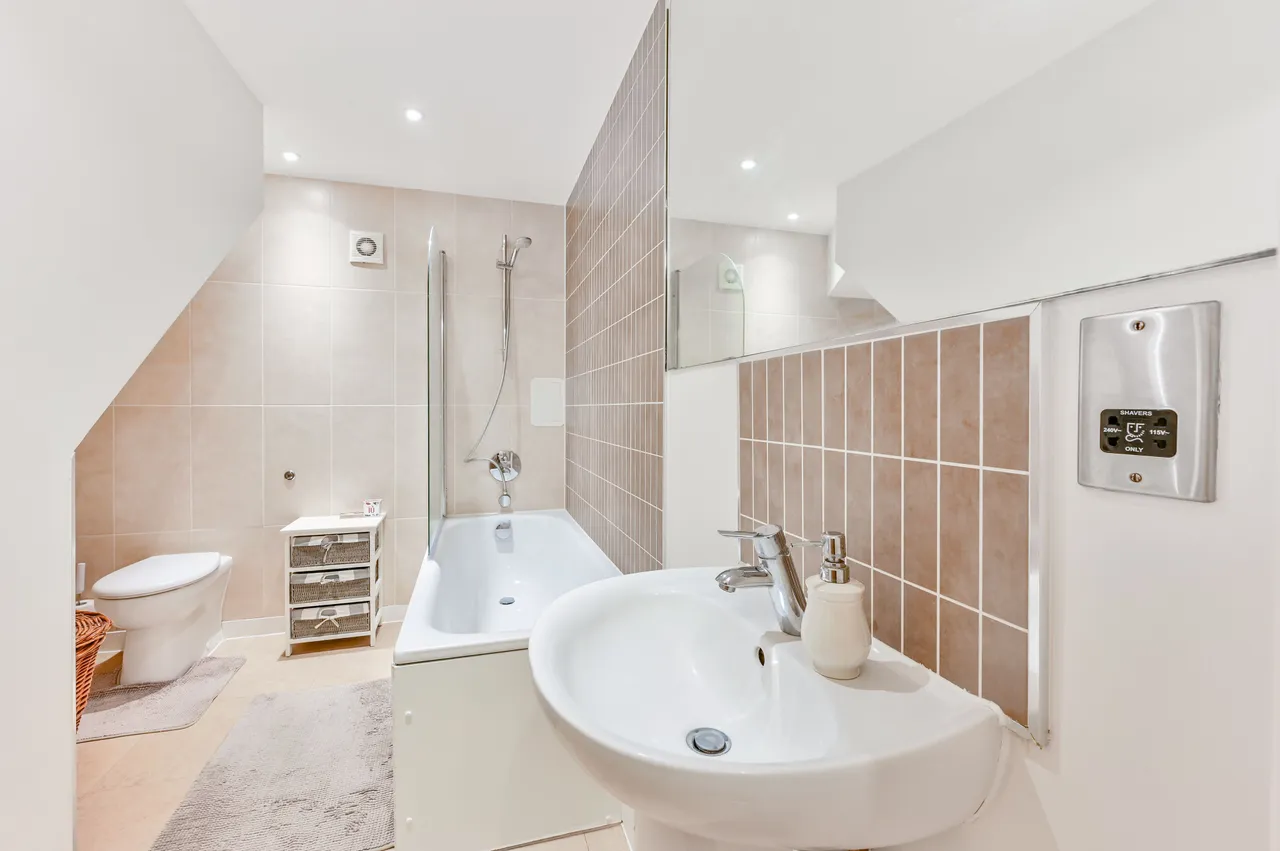 Flat 4, Suffolk House, 1-8 Whitfield Place, London, photo 6