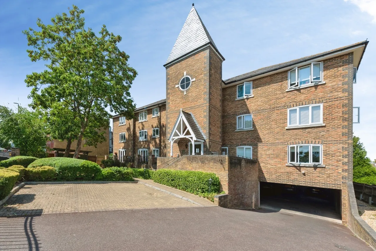 2 bed flat for sale, Cheam Common Road, Worcester Park, KT4