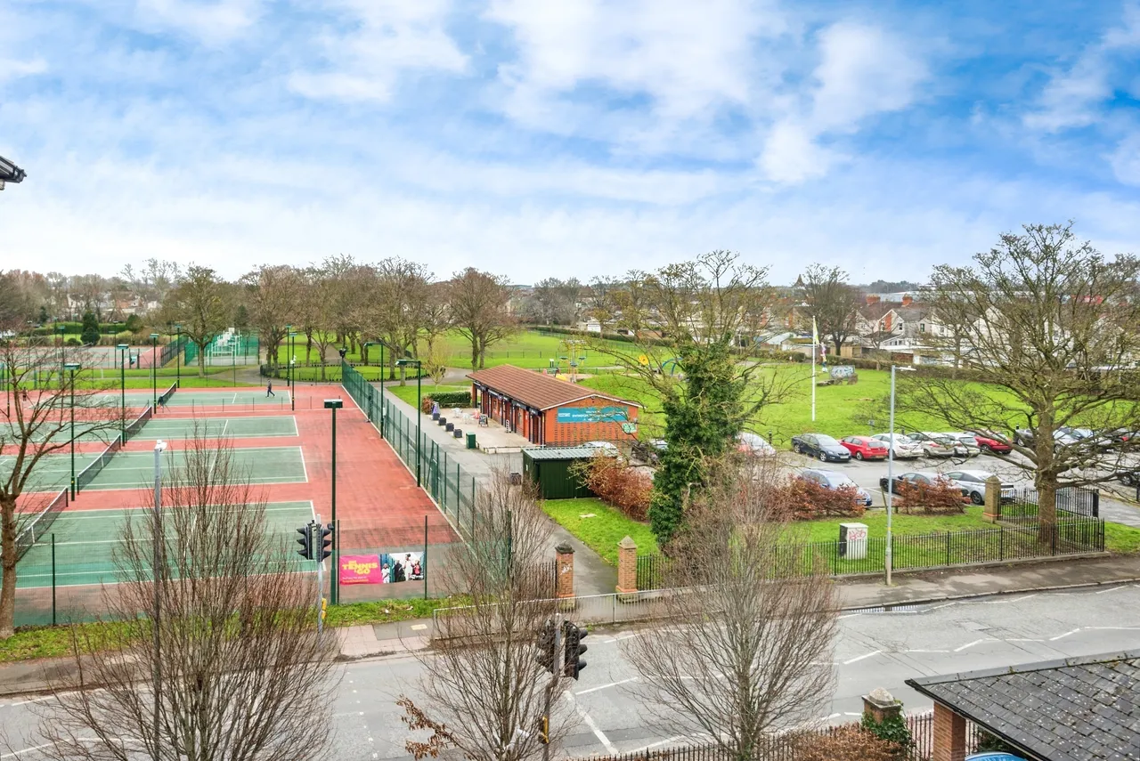 Brunel Crescent, Swindon, Wiltshire, SN2, photo 2