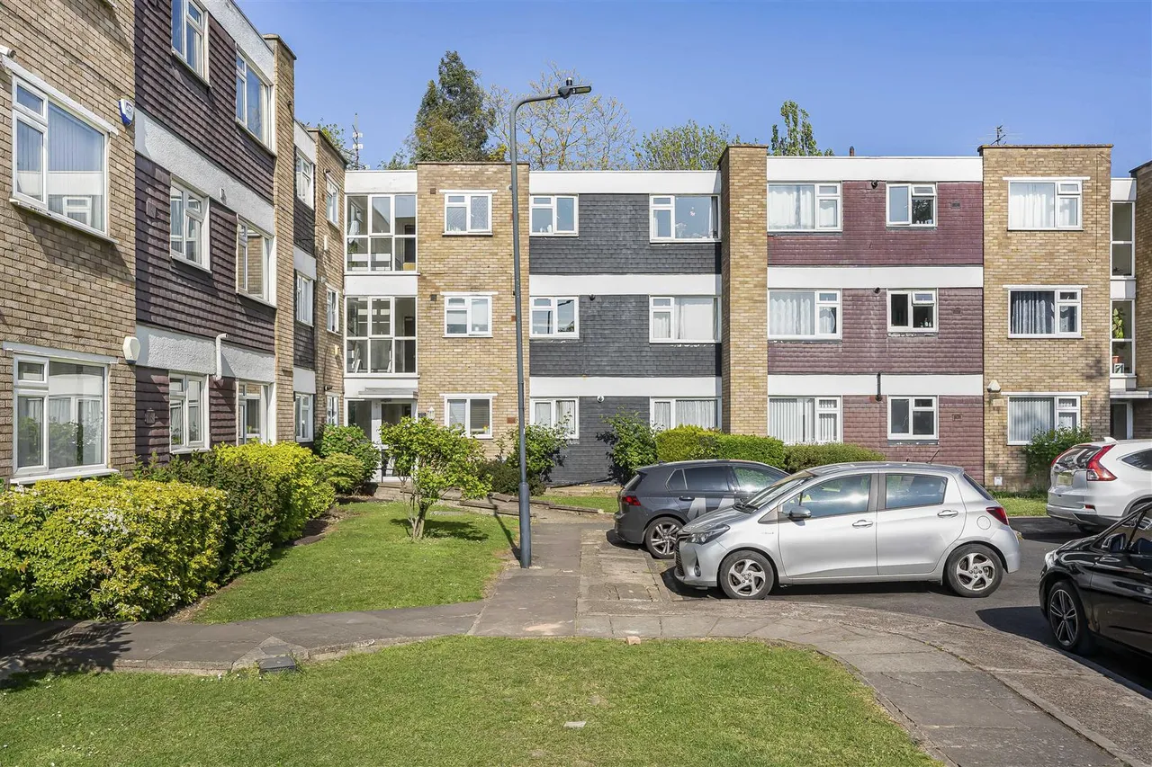 2 bed flat for sale, Thomas A Beckett Close, Wembley, HA0