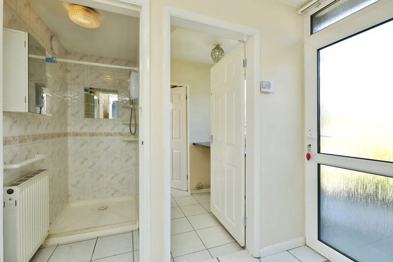 Wroot Road, Finningley, DONCASTER, photo 11
