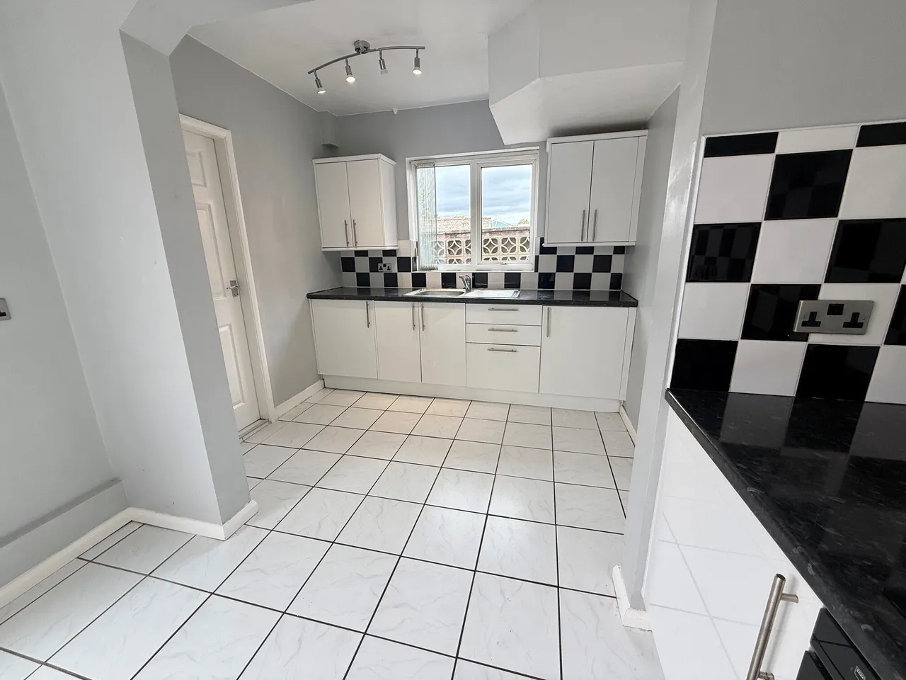 Wroot Road, Finningley, DONCASTER, photo 4