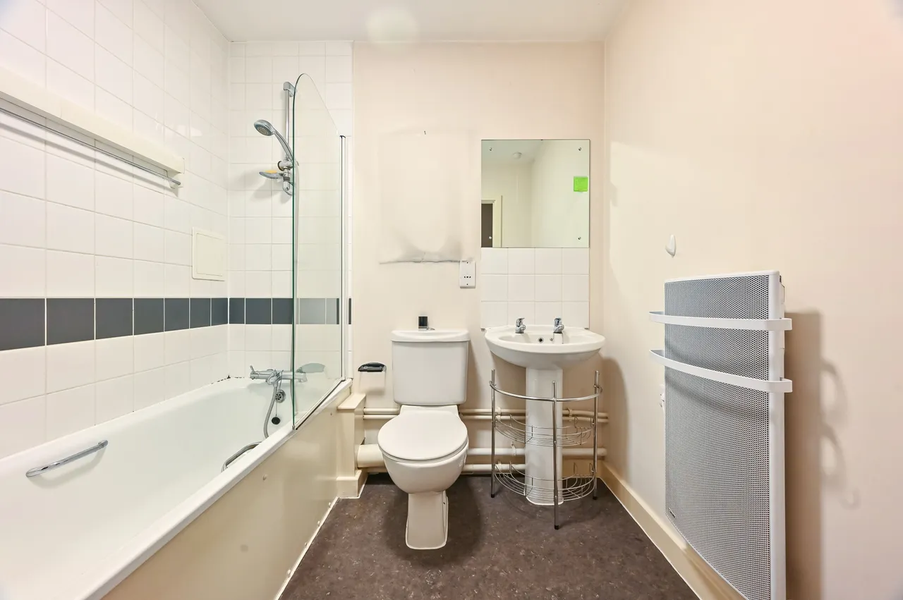 Flat 8 (25% shared ownership) Edward Heylyn House, 15 Thomas Fyre Drive, photo 8