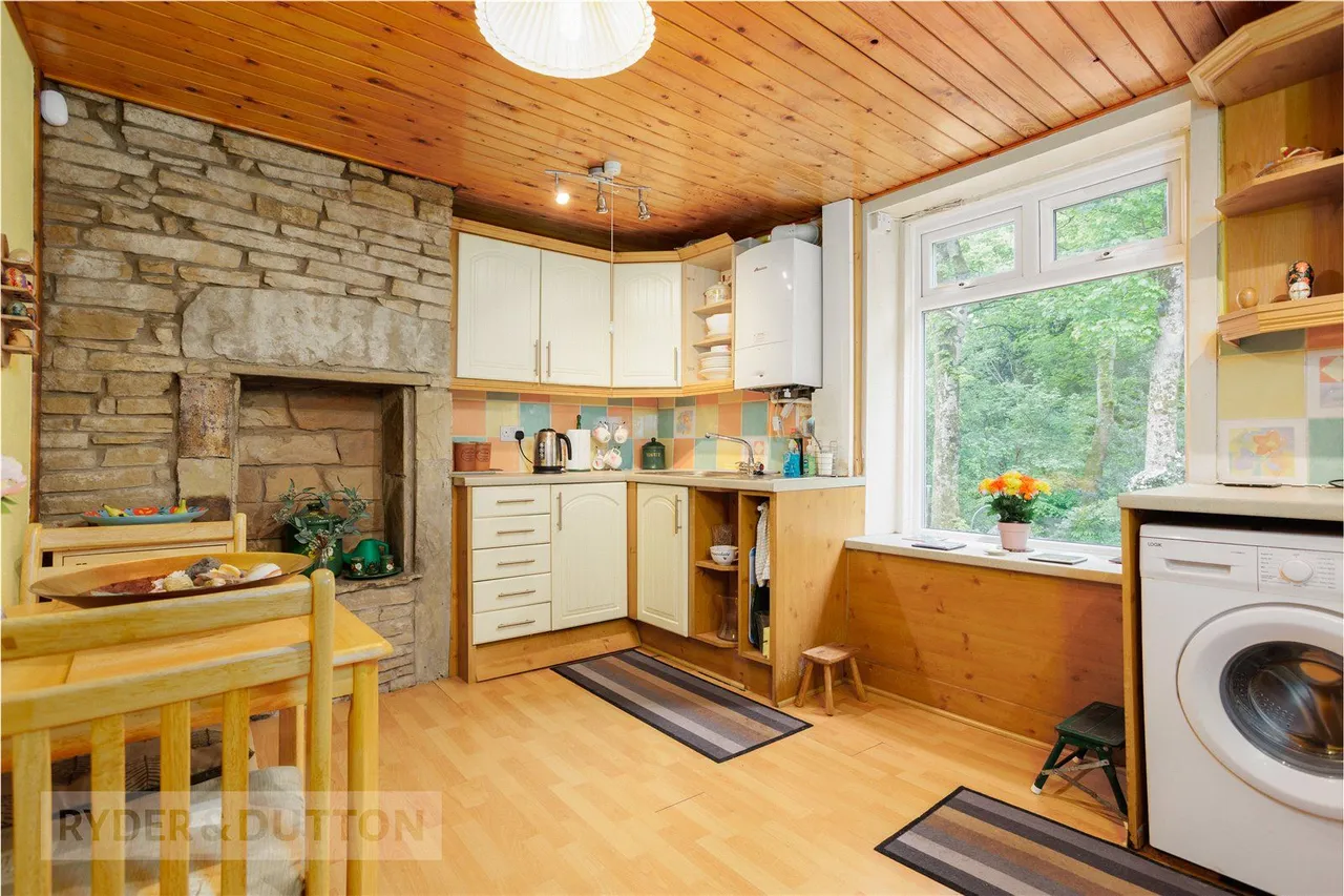 Manchester Road, Greenfield, OL3, photo 6