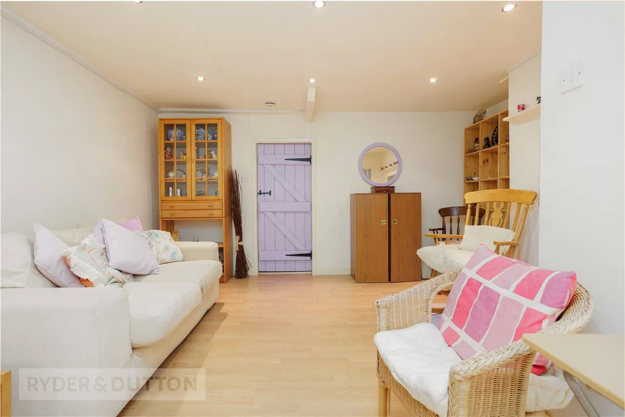 Manchester Road, Greenfield, OL3, photo 12