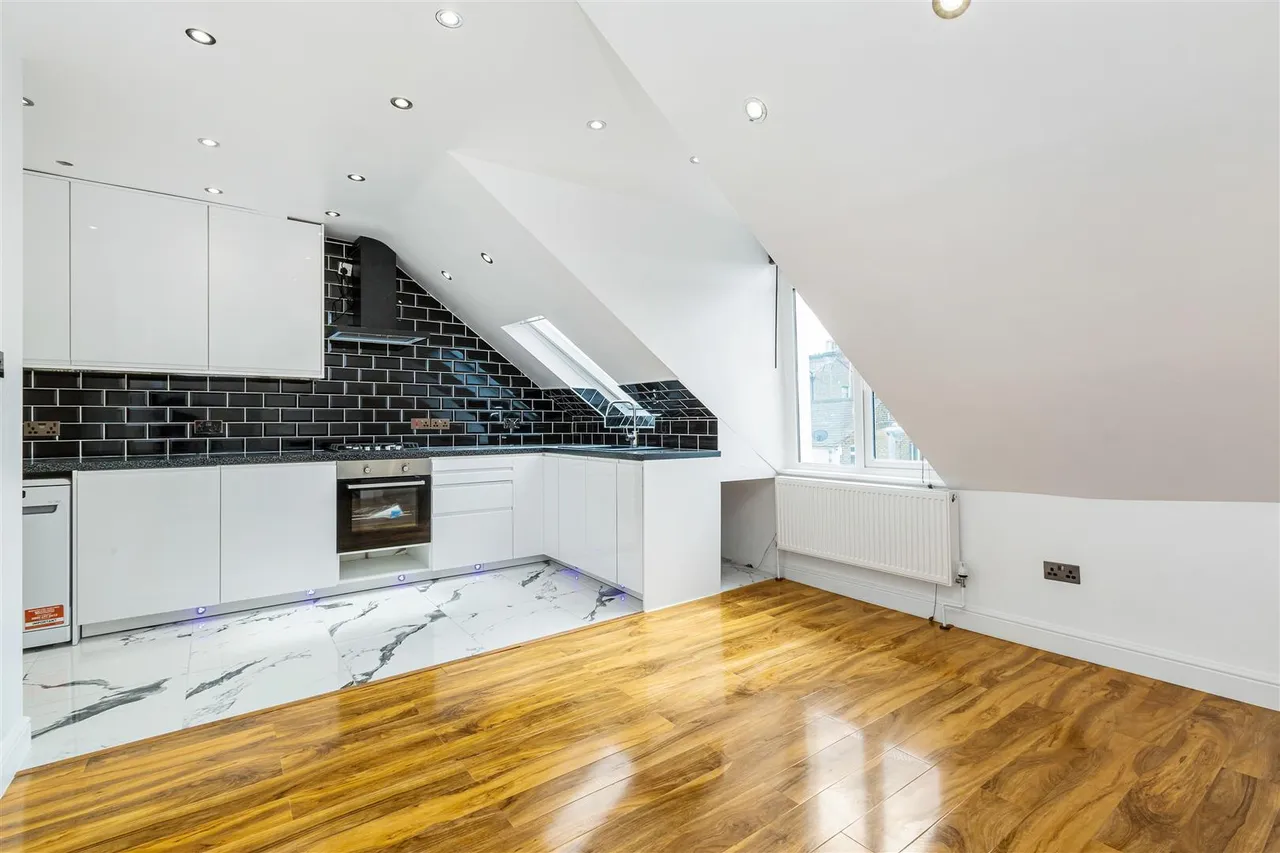 2 bed flat to rent, Chelverton Road, London, SW15